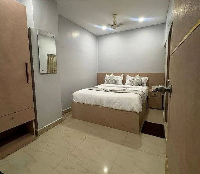 Double Deluxe room with wardrobe and mirror