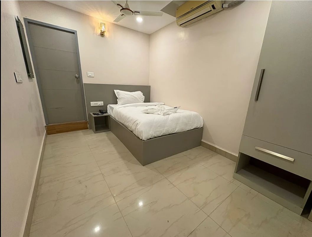 Single Deluxe room with a single bed and wardrobe