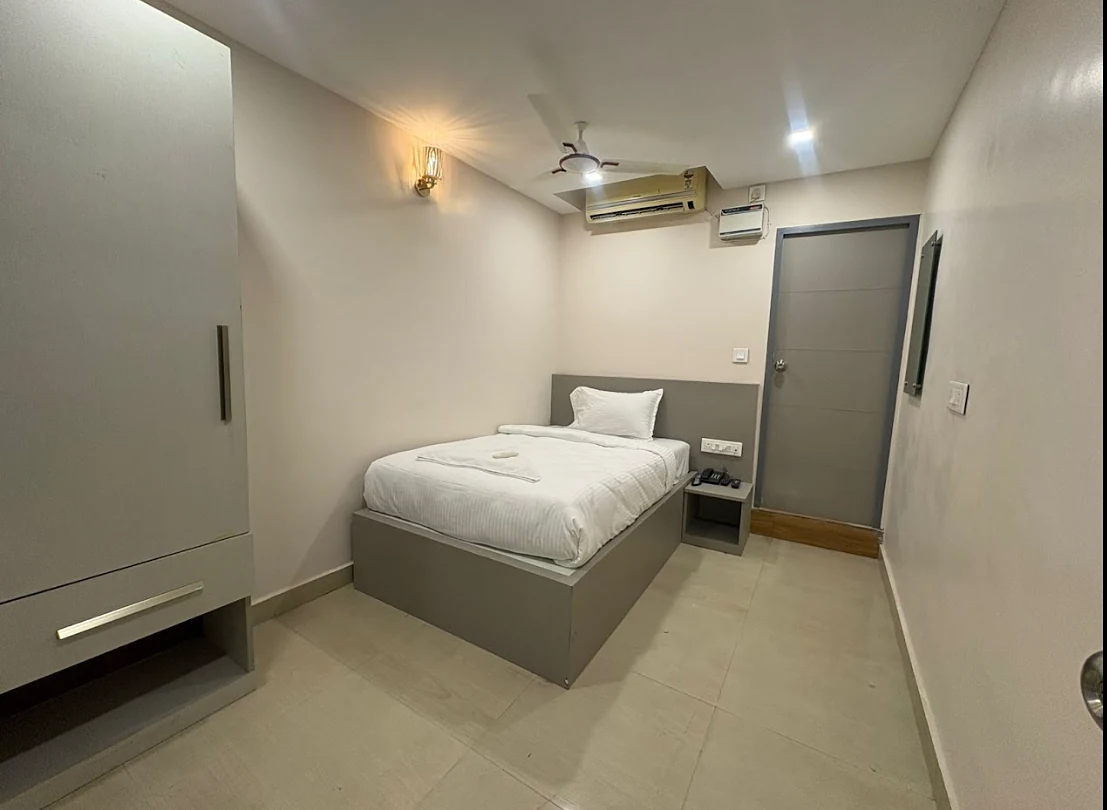 Single Deluxe room, second view